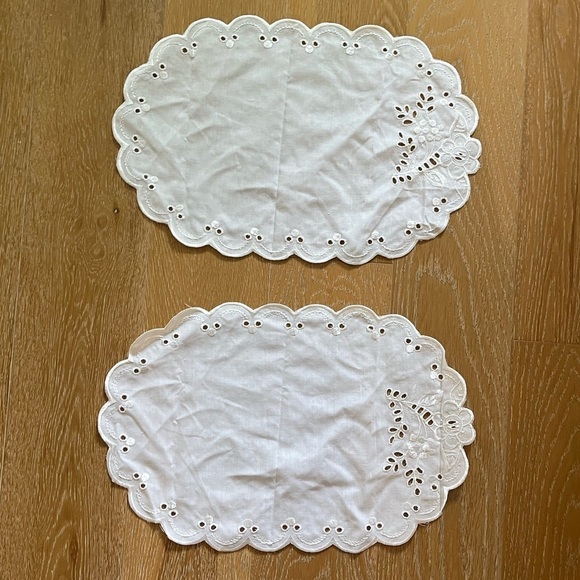 Elegant White Lace Placemats - Picture 11 of 11